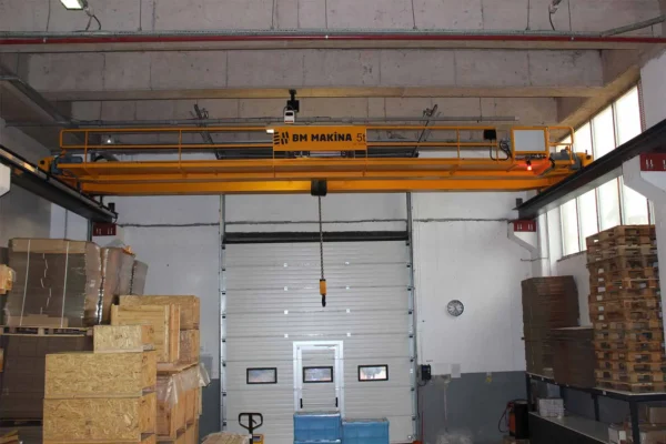BM Makina 5 ton çift kirişli gezer köprülü vinç sistemi - depo ortamında endüstriyel overhead crane uygulaması