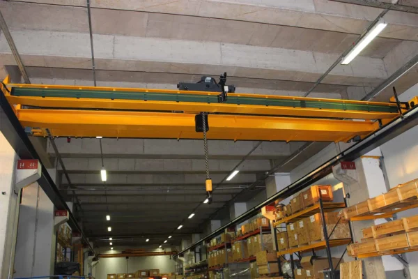 BM Makina çift kirişli gezer köprülü vinç VAHLE bara sistemi entegrasyonu - depo içi perspektif görünüm