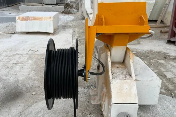 KATO YKT yaylı kablo toplama tamburu mermer ocağı portal vinç uygulaması - dış ortam saha montajı