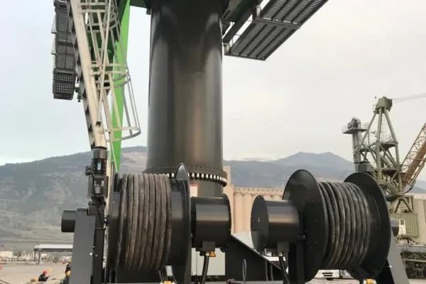 BM Makina KATO MKT Geniş Sarım Kablo Toplama Tamburu, çift tamburlu konfigürasyonda büyük liman vinci taretinin altında, enerji ve kontrol kablolarını toplayan sistem görünümü.