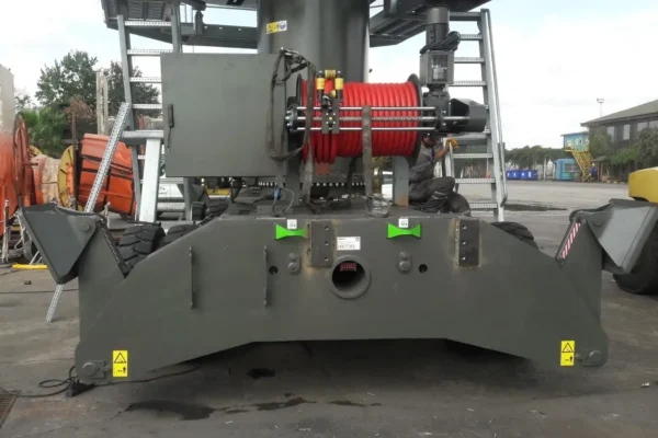 BM Makina KATO MKT Geniş Sarım Kablo Toplama Tamburu, liman mobil vinç şasesine entegre edilmiş, kırmızı kablo sarılı tambur ön cepheden görünüm.