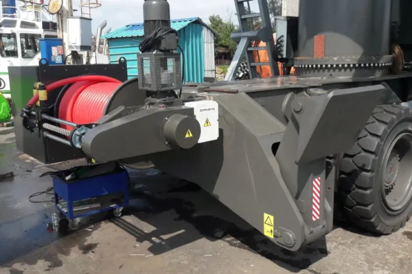 BM Makina KATO MKT Geniş Sarım Kablo Toplama Tamburu, liman tipi lastik tekerlekli mobil vinç üzerinde yandan görünüm, kırmızı güç kablosu sarılı halde.