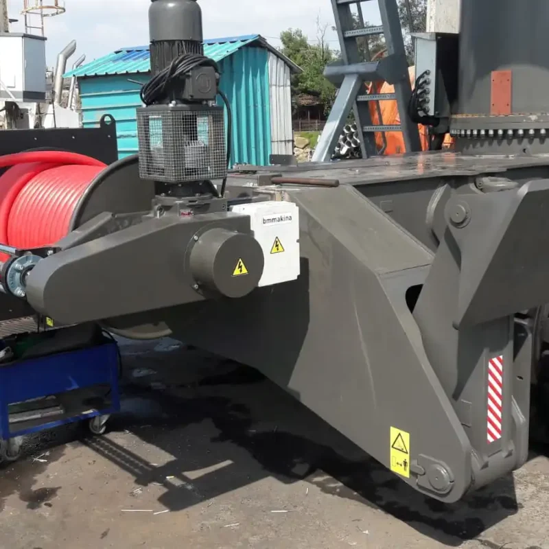 BM Makina KATO MKT Geniş Sarım Kablo Toplama Tamburu, liman tipi lastik tekerlekli mobil vinç üzerinde yandan görünüm, kırmızı güç kablosu sarılı halde.