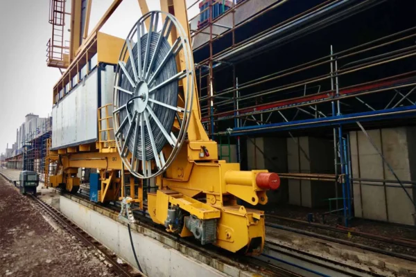 KATO kablo toplama tamburları, hareketli sistemlerde güvenli enerji iletimi ve düzenli kablo yönetimi sağlar.